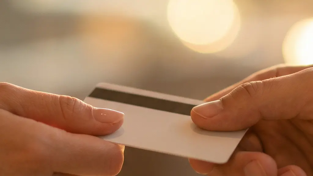 Gros plan sur une main tendant une clé d'hôtel avec un geste d'hospitalité