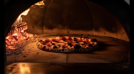 Four à pizza napolitain chauffé à 450 degrés montrant la réaction de Maillard en action