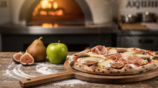 Composition gastronomique de fruits frais (figues, poires, pommes) disposés sur une pizza salée artisanale, éclairée par une lumière naturelle douce.