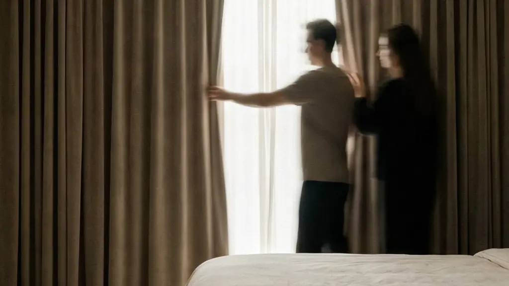 Chambre d’hôtel haut de gamme, feutrée et calme, avec textiles épais et lumière douce laissant un grand espace vide pour un titre.