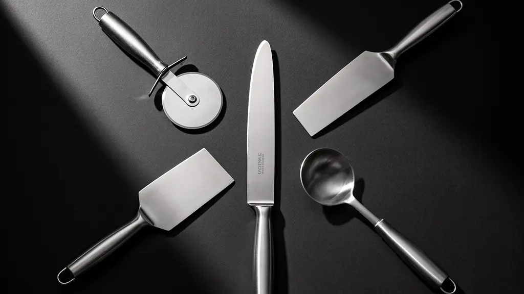 Arrangement méthodique d'outils de pizzaiolo sur un plan de travail en inox