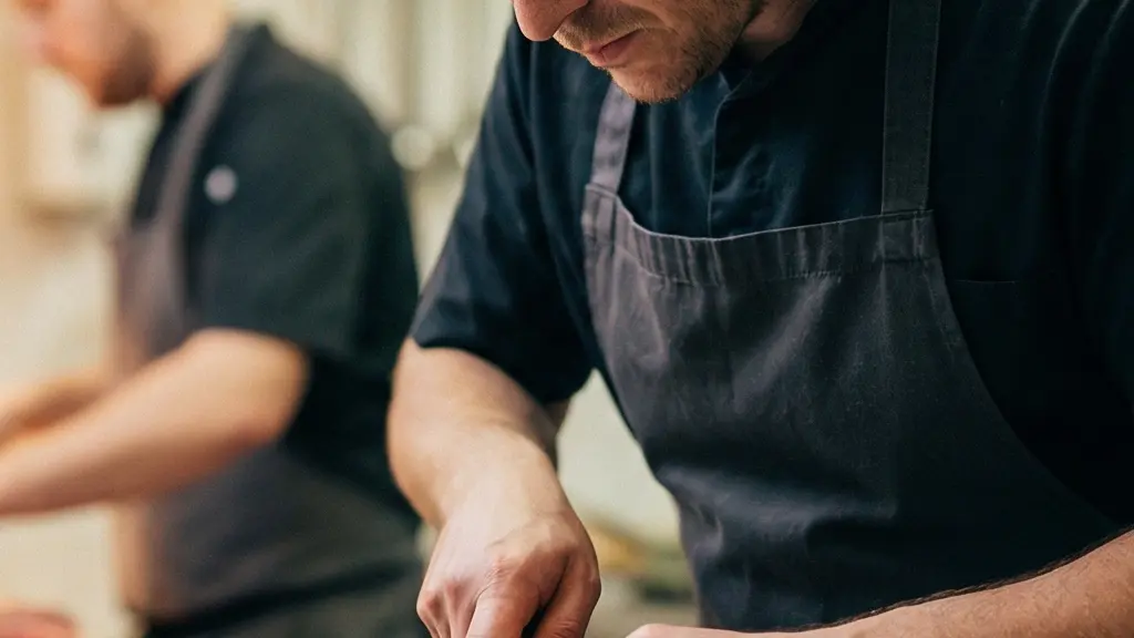 Cuisinier portionnant de la viande en plein service, illustrant la derive de generosite et les ecarts de stock.