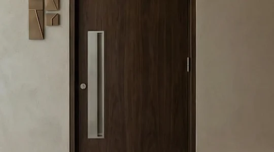 Vue latérale de deux portes de sanitaires de restaurant haut de gamme avec signalétique métallique brossée et éclairage indirect chaleureux