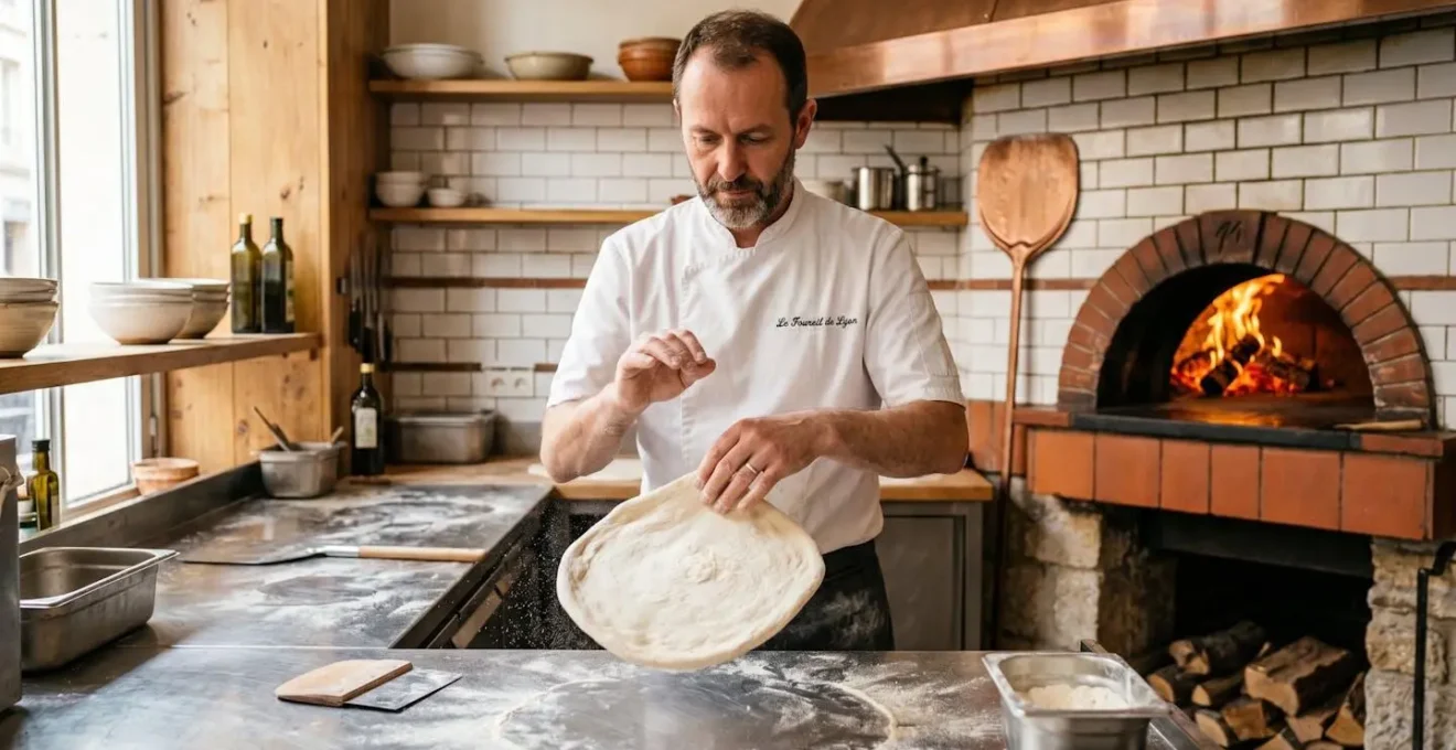 Pizzaiolo professionnel façonnant une pâte à pizza à la main sur un plan de travail, avec four à bois traditionnel en arrière-plan dans une cuisine de pizzeria artisanale